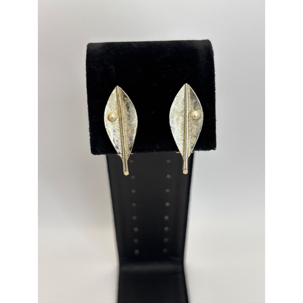 Sarah Coventry Vintage Gold Tone Leaf With Faux Pearl Clip On Earrings 13$